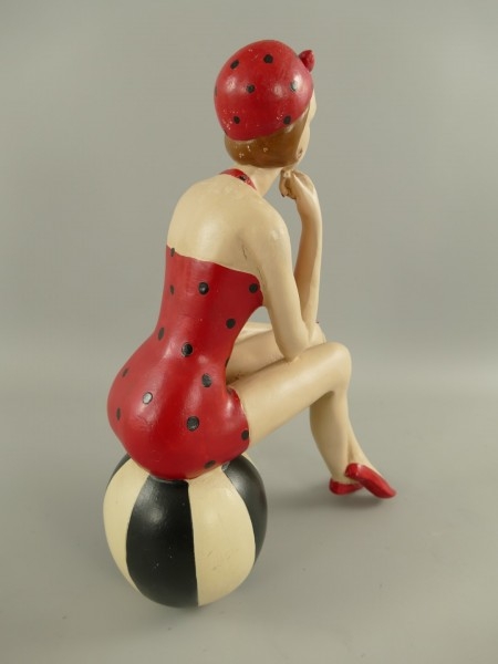 Badenixe Badepuppe Dekofigur mit Ball rot - sitzend